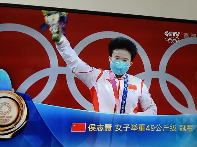 女子举重冠军侯志慧