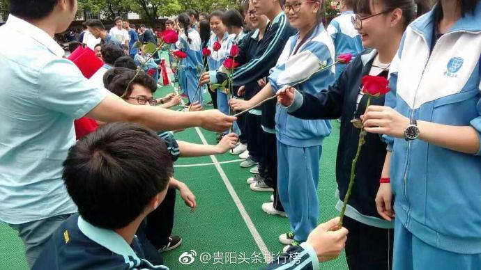 高三最后一课男生集体"表白"女生(图)
