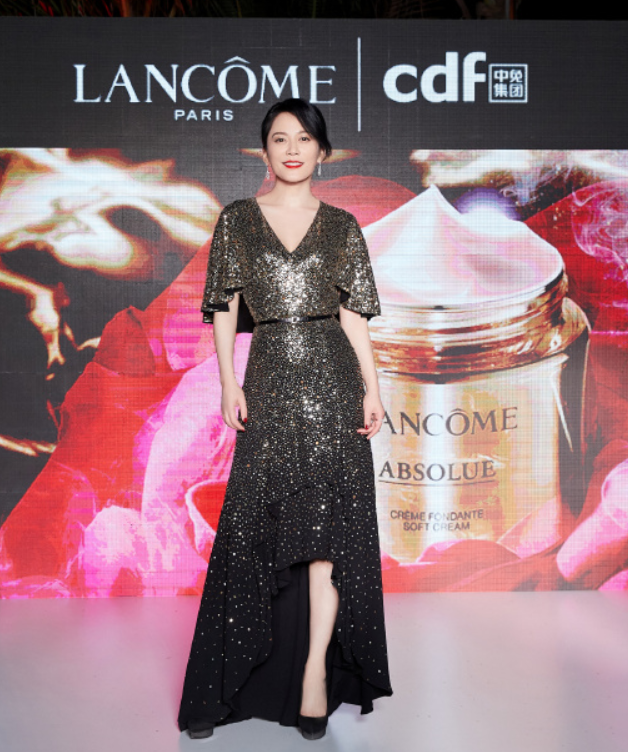 俞飞鸿快50岁了还单身,当她穿上"无痕裙"那刻,这谁敢娶?