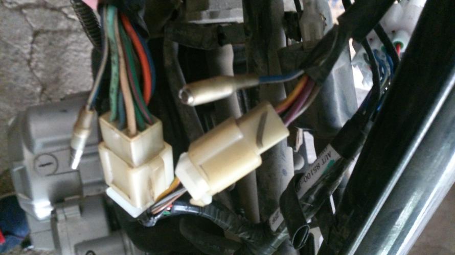 摩托车左右把手关的接口,都有一根单独的线,怎么接?