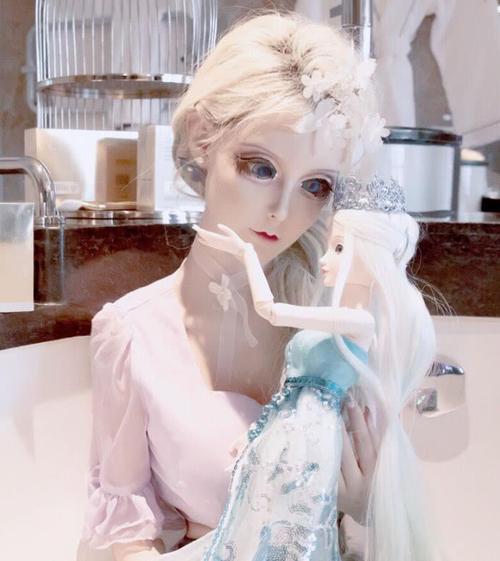 "真人芭比"迪丽拉近照,美颜滤镜效果太过分,看到鼻子后都尬住