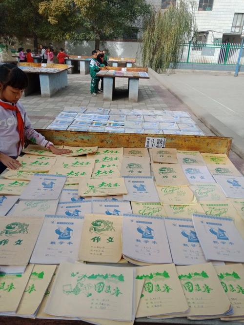 认真布置我班的展台!