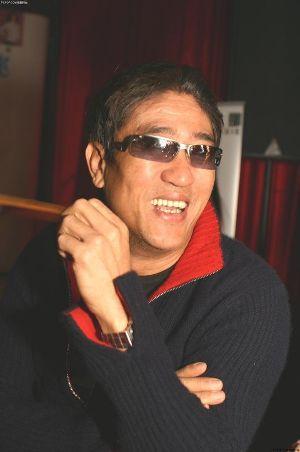 少年的时候喜欢上了摩托车,后来做了特技演员. 从此开始了飞人的