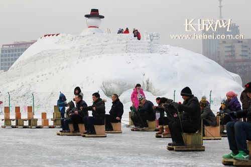 承德冰雪嘉年华:冰上自行车计时赛"骑"乐无穷