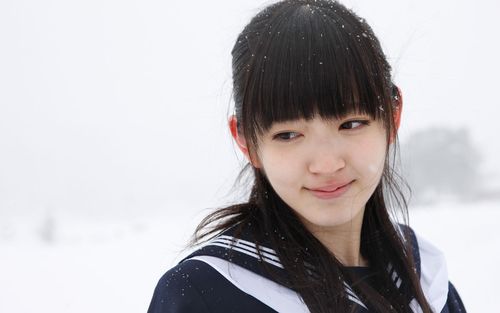 雪中的铃木爱理桌面壁纸