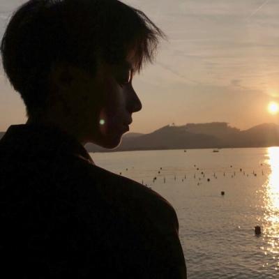 忧郁系网图男生头像侧脸背影