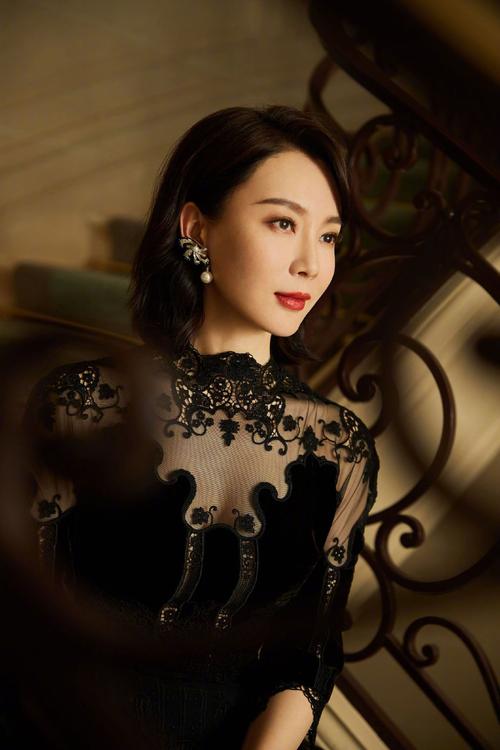 简介:陈数优雅黑天鹅写真图片,分享一组陈数图片给大家,图中的明星