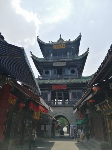 华光楼是一座过街门楼,站在华光楼上,可以看见古城的街道和