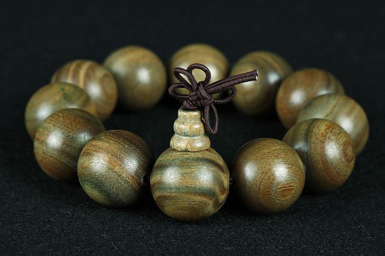 绿檀手串怎么盘绿檀手串的盘玩方法