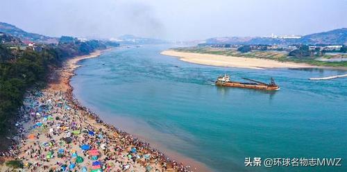 站在重庆另一个网红景点牛栏坝的沙滩上眺望大中坝,仿若近在咫尺.