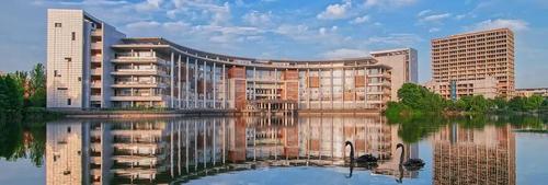 西南交通大学一共有犀浦,九里和峨眉三个校区,占地5000余亩.