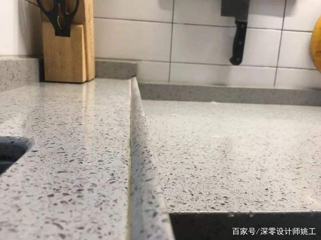 厨房边角有缝隙,时间一久准发霉,学他后挡水条连着台面一劳永逸