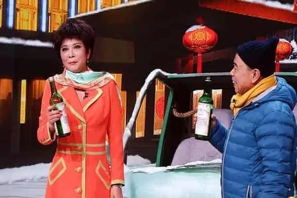 蔡明在小品《想跳就跳》金句频出,一句"都是千年的狐狸,你玩什么聊斋