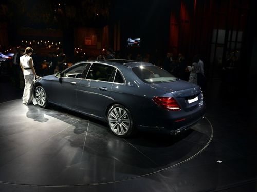 北京奔驰 奔驰e级 2017款 e 320 l 4matic 碳灰蓝 车身外观 已经是