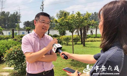 图为亳州市美丽办江涛接受本网记者采访