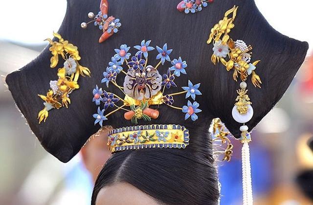 欣赏如懿传妃位以上的旗头造型:娴妃爱低调舒妃爱高洁反派喜奢华