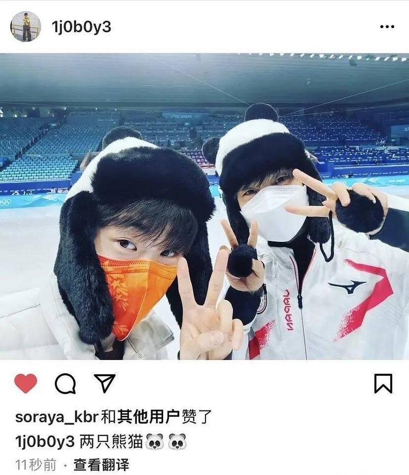 金博洋和羽生结弦合照来啦～ 两个人都带着冰墩墩帽子,两个可爱鬼同框