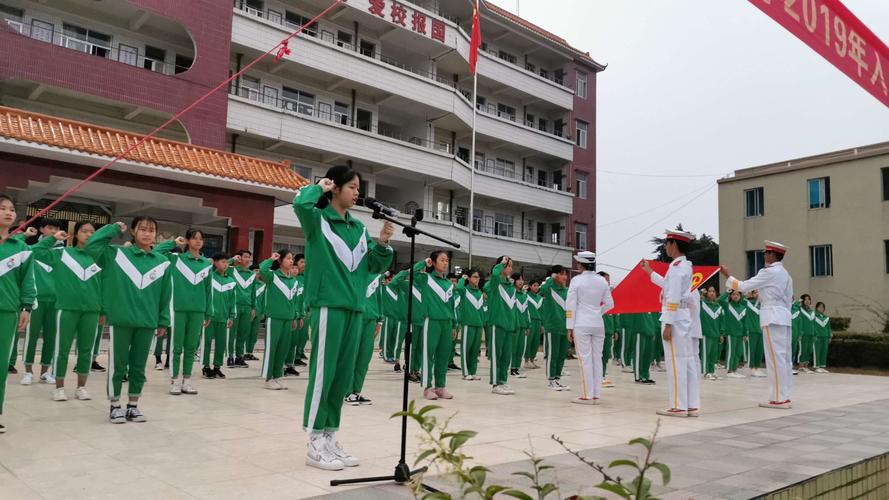 不忘初心跟党走,牢记使命献青春—化州市新安中学新团员入团宣誓仪式
