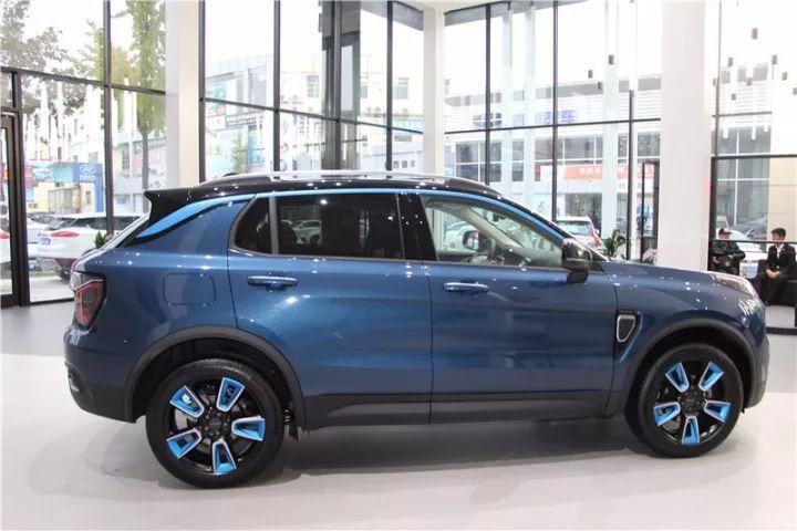 再看一眼,这台蓝色领克01的轮毂颜色,也是蓝色的!这就叫时尚设计!