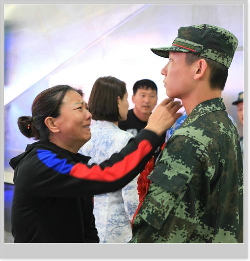 【原创摄影】妈妈送儿去当兵(之一)