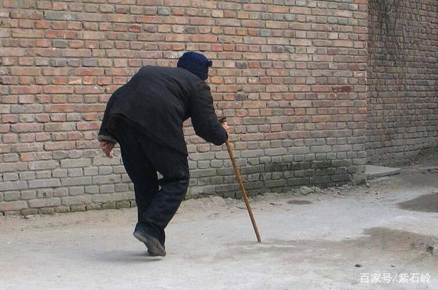 故乡曾经的凡人故事:挺直的驼背人