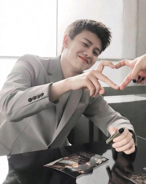 任嘉伦生日快乐,愿你的眼睛只看得到笑容,心中充满阳光