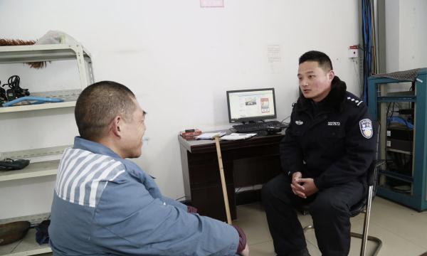浦口监狱十七监区副教导员李翔说:"自工作以来,韦介方一直是兢兢业业