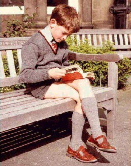 看过去小男孩的校服,真看着看着腿冷.有些小短裤真的太短了啊.