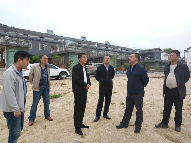 副县长成建锋,赵青松到安山村调研脱贫攻坚工作