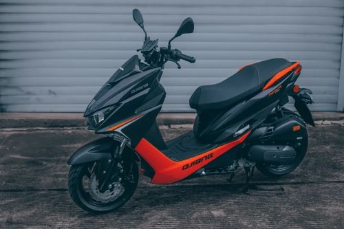 12800元钱江mt150冲击中型运动踏板市场