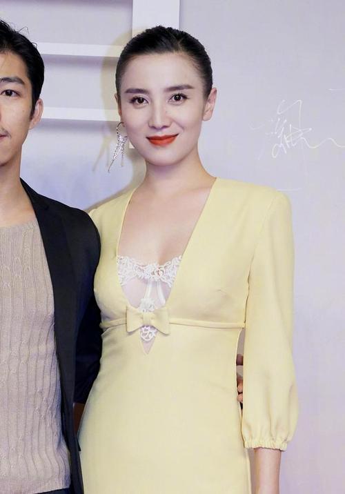 宋佳不但长得美,演技还好,关键是,性感起来也这么厉害