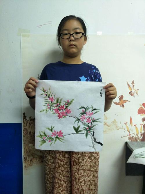 这节课桃花,你画画认真,整体效果不错,需加强叶子的组合,加油