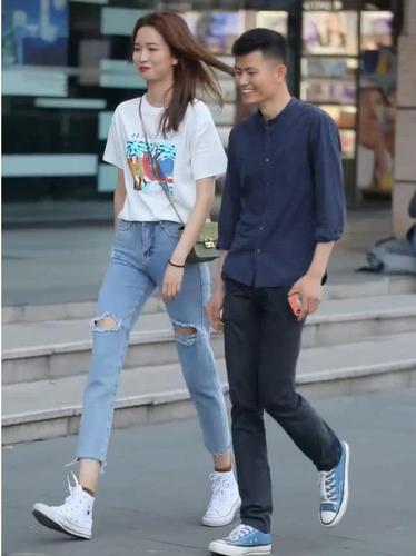 白色匡威帆布鞋竟穿上猫屎一样颜色的袜子!这个小姐姐