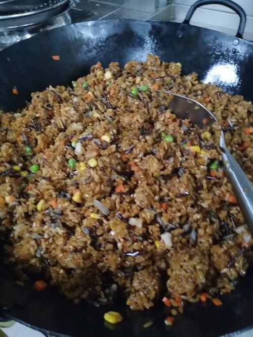 营养丰富的野米炒饭