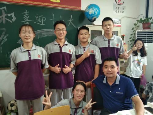 博学多识的语文老师:曹老师
