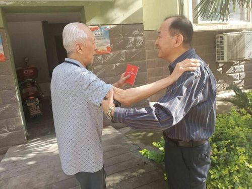 的陪同下,前往离休老干部家中亲切慰问原灞桥法院院长任忠义及家人
