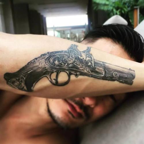 他拥有超强的纹身功力 就连余文乐也不远千里找他纹身 在余文乐身上