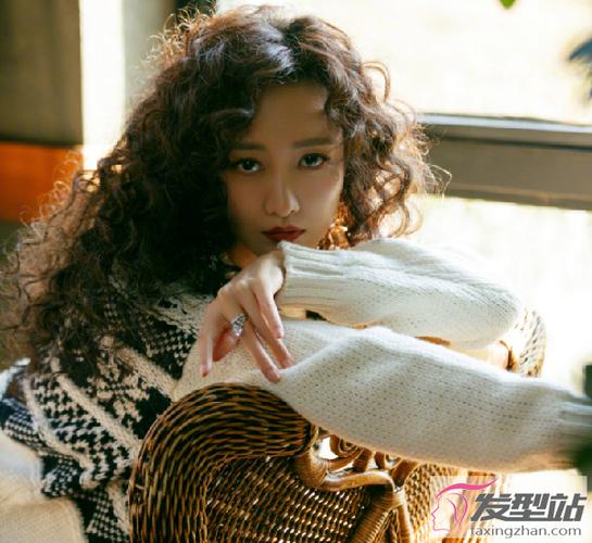 蓬松慵懒羊毛卷 俏皮灵动时尚冻龄_发型站_最新流行发型设计发型图片