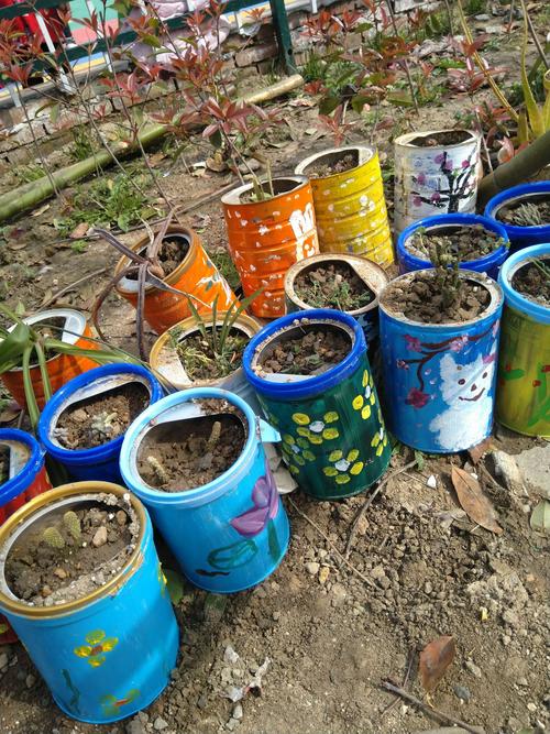 家长和孩子们真的很棒!他们带来了奶粉罐,洗衣液瓶子,蛋白粉罐子.