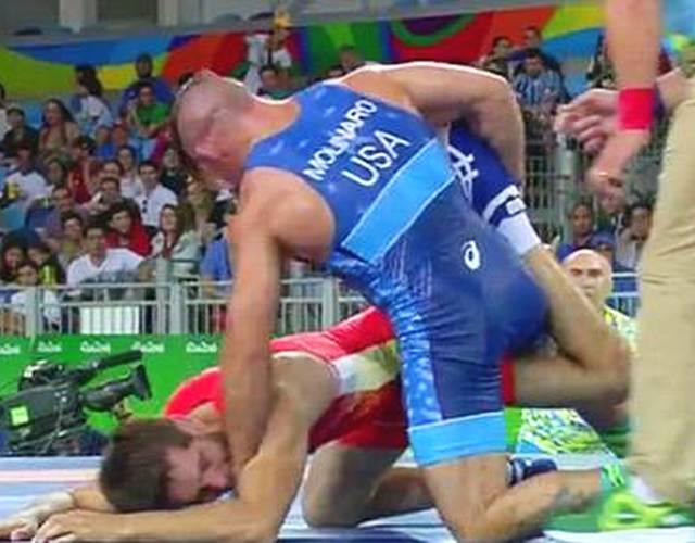 摔跤手张口咬人 美国选手吓懵连连缩手