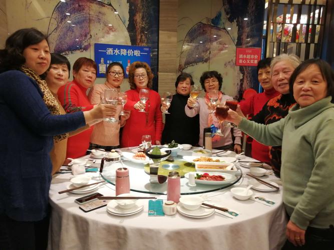 小区姐妹聚餐提前吃年夜饭