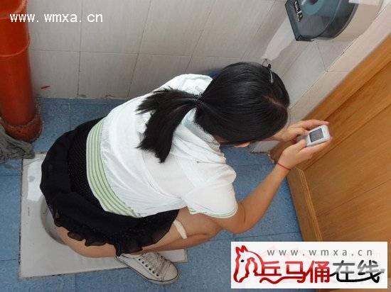 柳州一离婚男偷窥被抓 藏身女厕所隔间偷窥如厕(2)