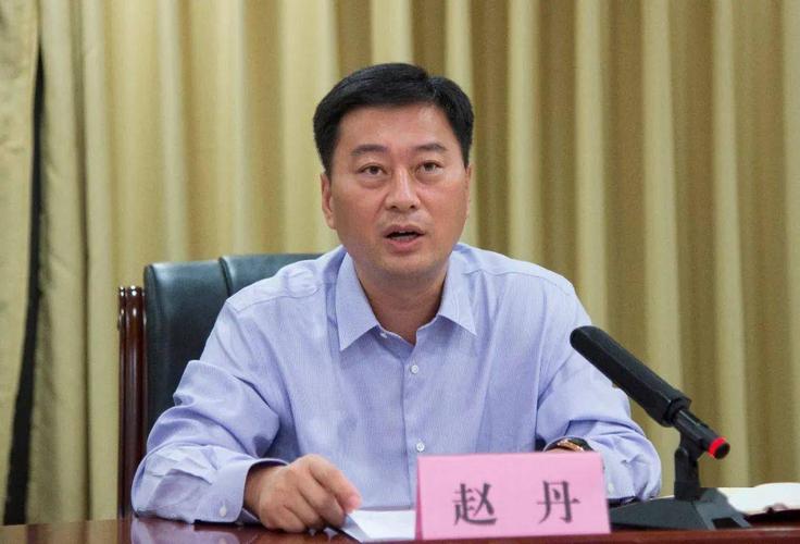 我县召开清收清丰农商行不良贷款工作会议_赵丹