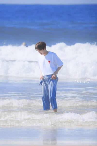 朱正廷海边