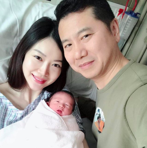 正当叶翠翠再度怀孕时,丈夫周晓东仍对他呵护备至