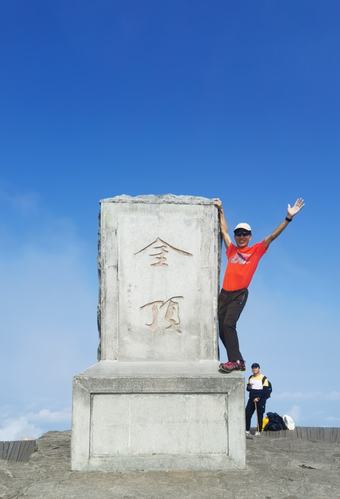 金顶武功山主峰1918米,石碑后面刻有武功山三个大字.留个影.