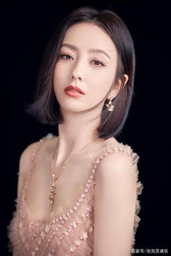 2020春晚"佟丽娅跨界做主持"尽显女神范!