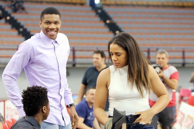 长相老气被吐槽为何字母哥夺冠后还频繁秀出妻子照片