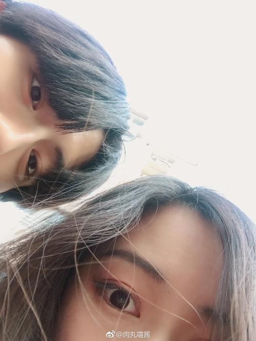 给你们看看穿婚纱的肉丸喵酱~后三张乃拎箱小哥