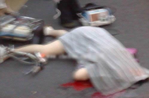 玉丝美脚女子被公交撞爆头倒地惨死图片玉丝美脚女子被公交